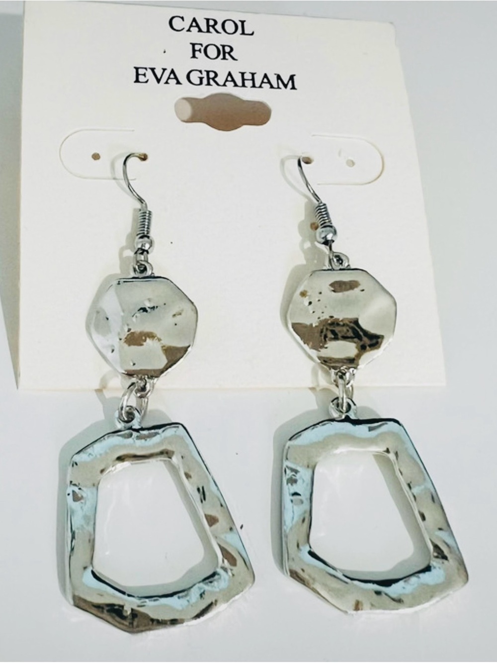 Carol for Eva Graham earrings
Silvertone dangle earrings pierced new
